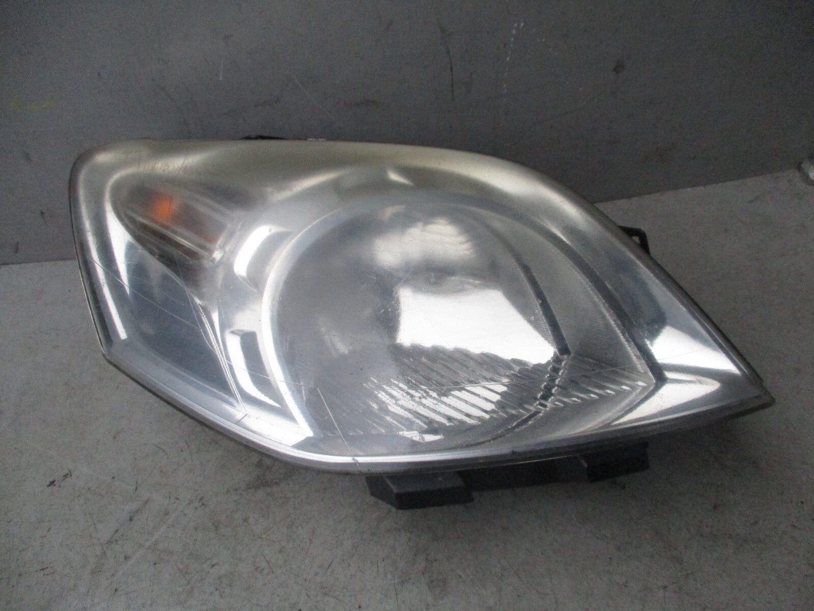2015 PEUGEOT BIPPER OSF DRIVER SIDE FRONT HEADLIGHT 1356686080 TABS BROKEN