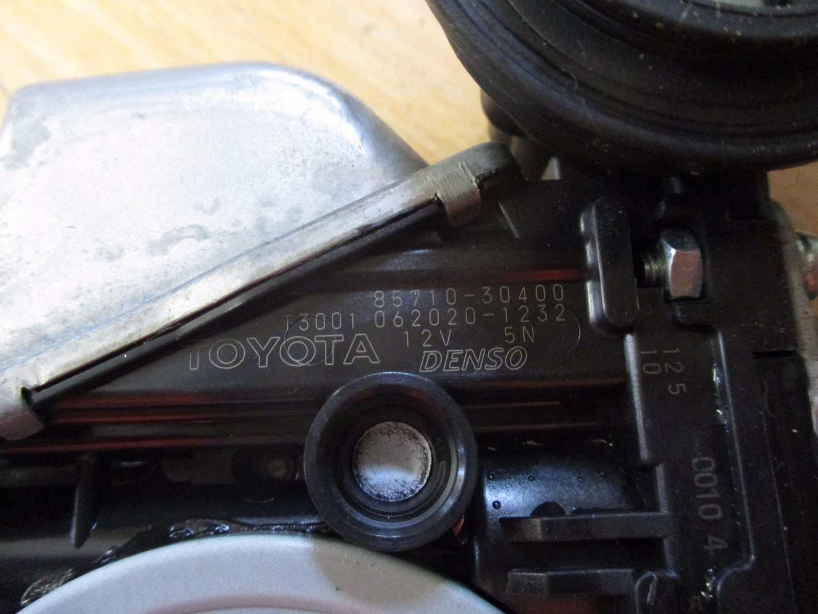 TOYOTA URBAN CRUISER 2011 OSF DRIVER FRONT WINDOW REGULATOR MOTOR 85710-30400