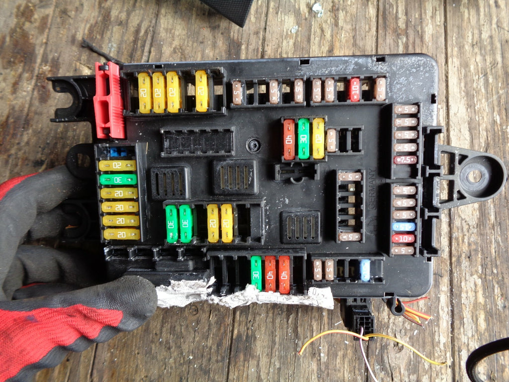BMW 3 SERIES F30 2015 2.0 DIESEL FUSE BOX V8938907001