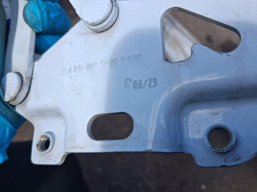 2020 MERCEDES BENZ SPRINTER W907 OSF DRIVER FRONT RIGHT BONNET HINGE A9108803100
