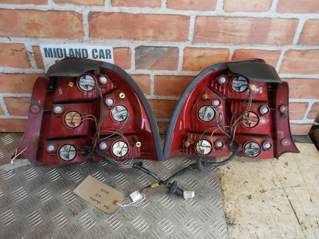 KIA SHUMA MK1 2002 PAIR NSR OSR DRIVER & PASSENGER REAR BRAKE TAIL LIGHT CLUSTER