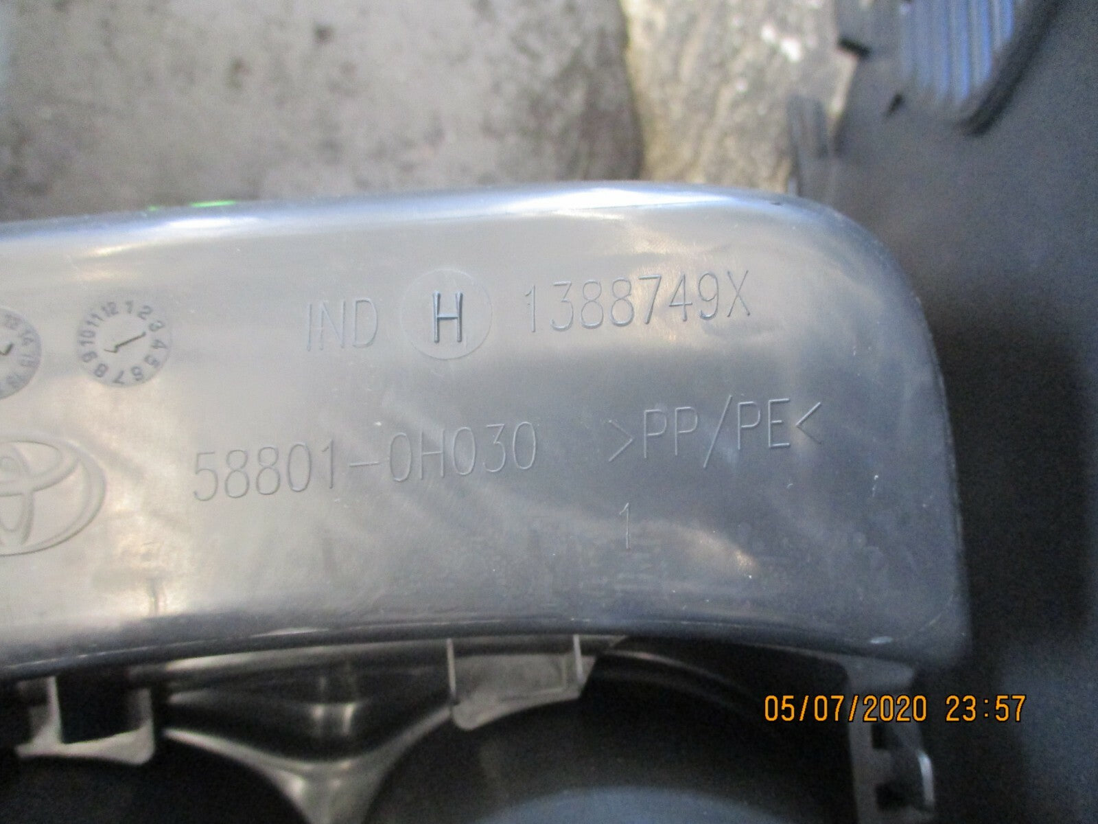 2014 PEUGEOT 108 MK1 CENTRE CONSOLE CUP HOLDER 589100H010