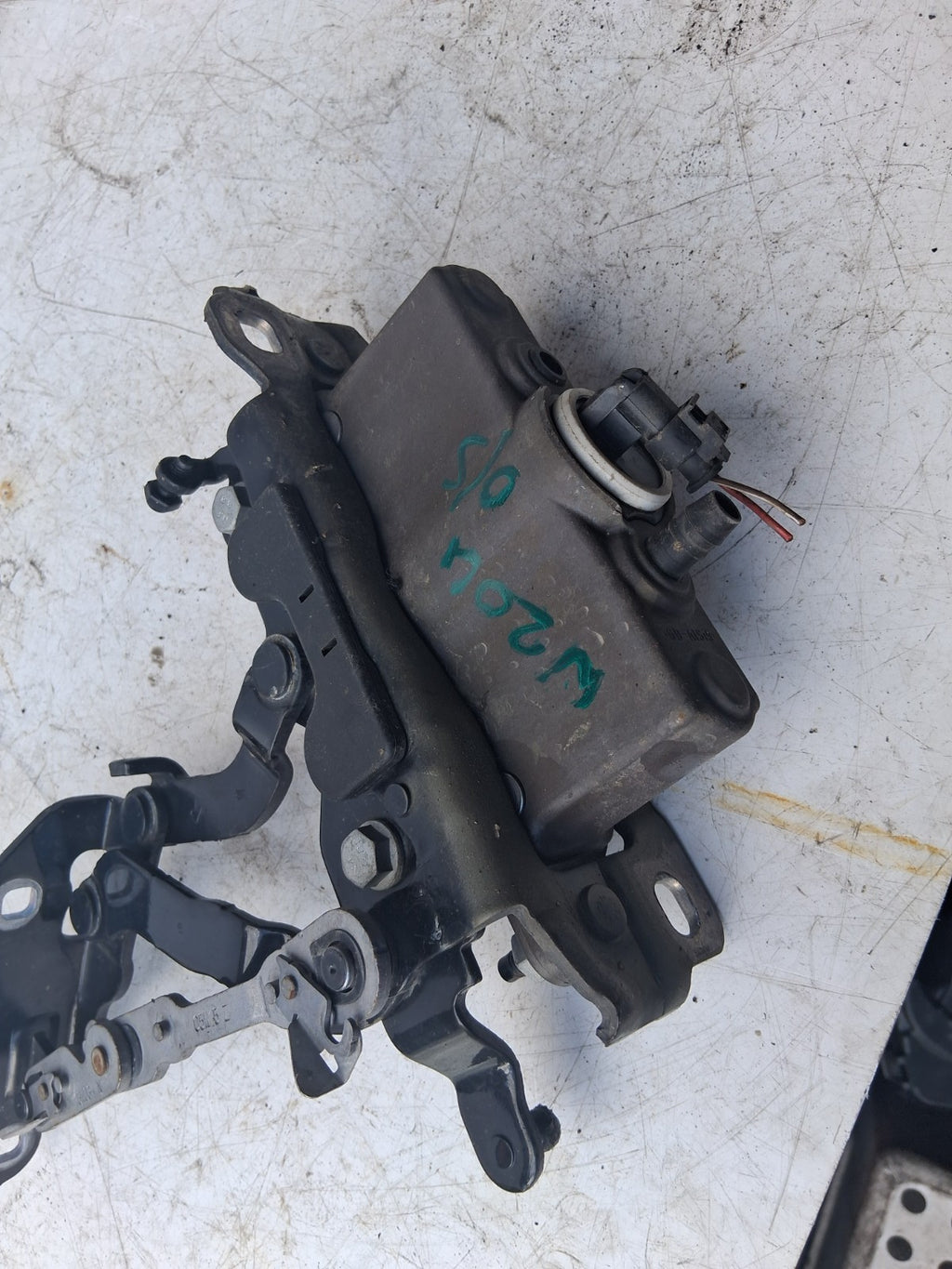 2015 MERCEDES BENZ C CLASS W204 OS DRIVER SIDE BONNET ACTUATOR A2129066301