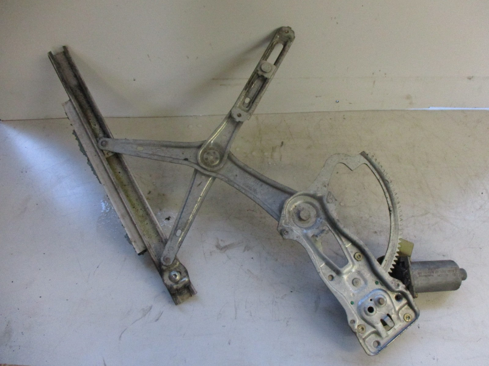 MERCEDES BENZ E CLASS W210 OSF DRIVERS SIDE FRONT WINDOW MOTOR 0130821709
