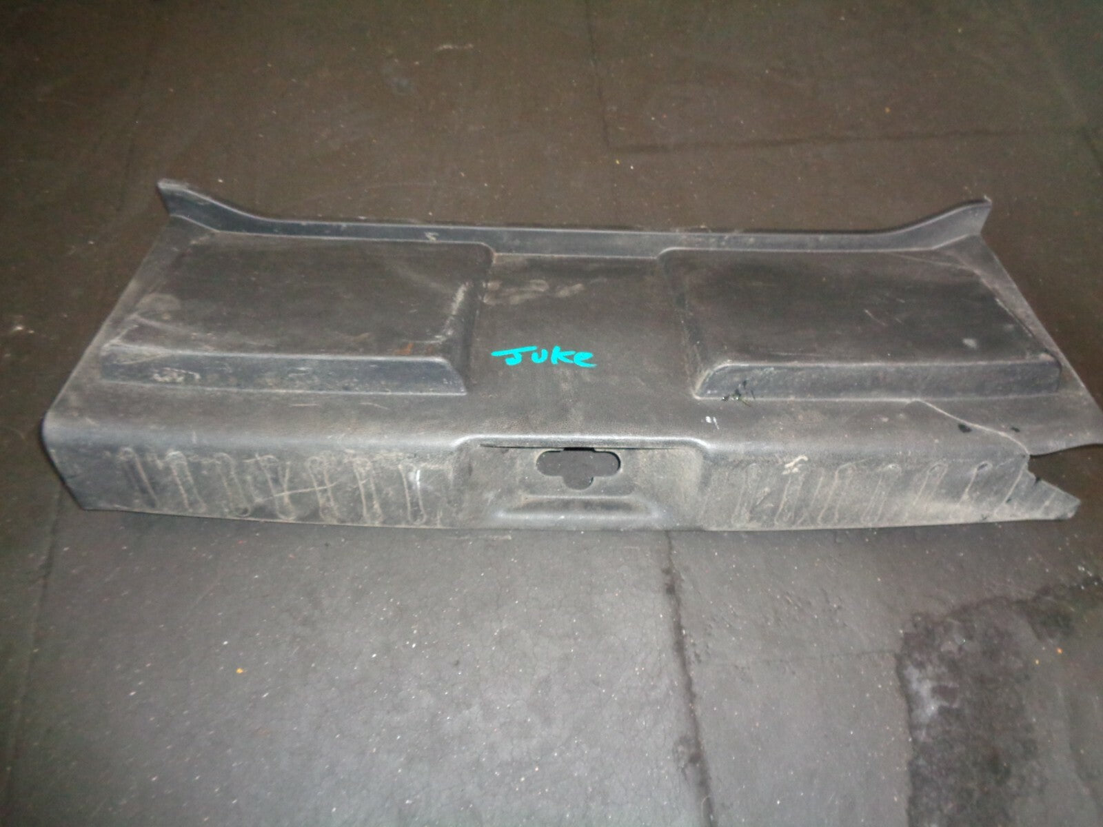 NISSAN JUKE F15 2015 TAILGATE BOOT INTERIOR TRIM 84992BV81A DAMAGED
