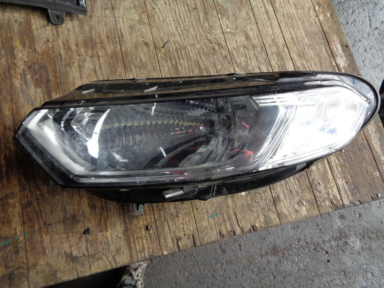FORD ECOSPORT 2017 1.5 DIESEL PASSENGER NEAR SIDE HEADLIGHT CN1513W030CG DAMAGED