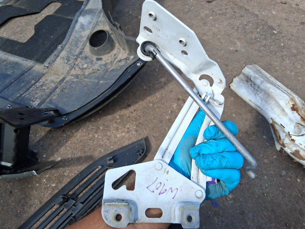 2020 MERCEDES BENZ SPRINTER W907 OSF DRIVER FRONT RIGHT BONNET HINGE A9108803100