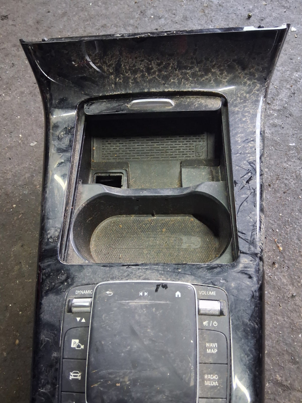 2021 MERCEDES A CLASS V177 COMPLETE CENTRE CONSOLE WITH TOUCH PAD AIR VENT