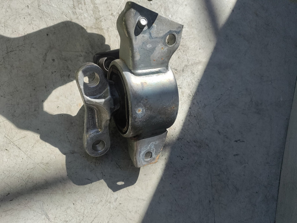 VAUXHALL CORSA E 2018 OS DRIVER SIDE FRONT ENGINE MOUNT 13427216