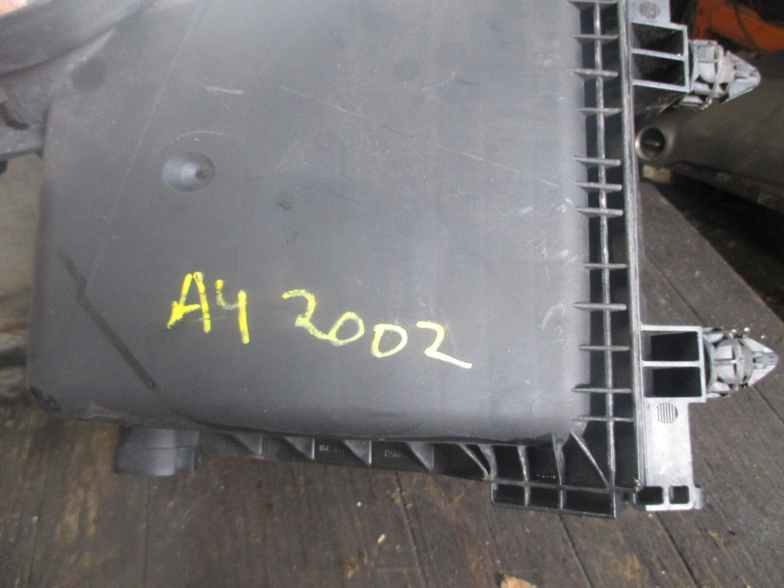 AUDI A4 B6 2002 AIR FILTER BOX 06C133835C