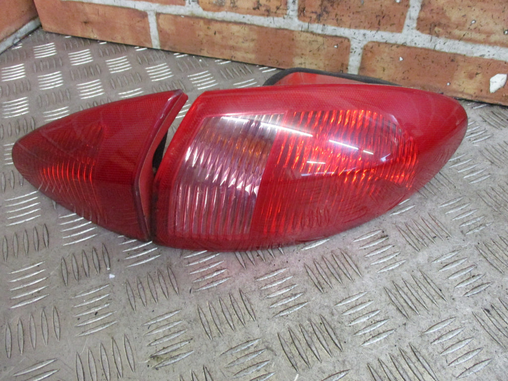 ALFA ROMEO 147 2005 OS DRIVERS SIDE OUTER & INNER TAIL LIGHT 03321010 03323010
