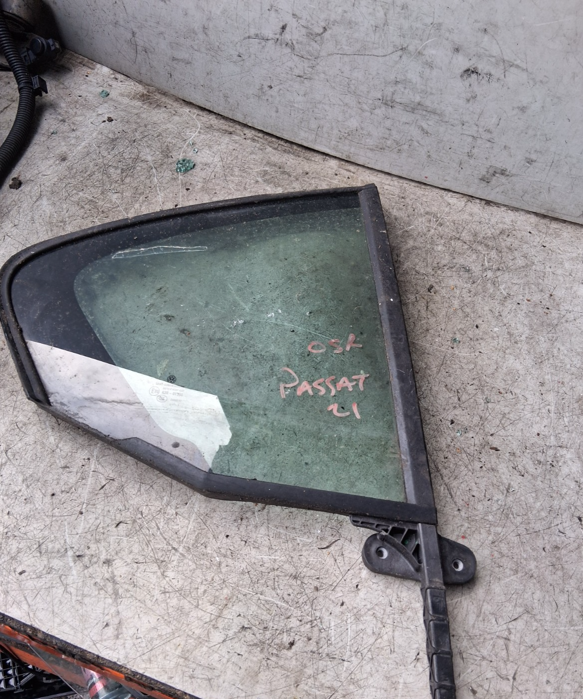 2021 VOLKSWAGEN PASSAT HATCH OSR DRIVER SIDE REAR DOOR MAIN WINDOW GLASS E000233