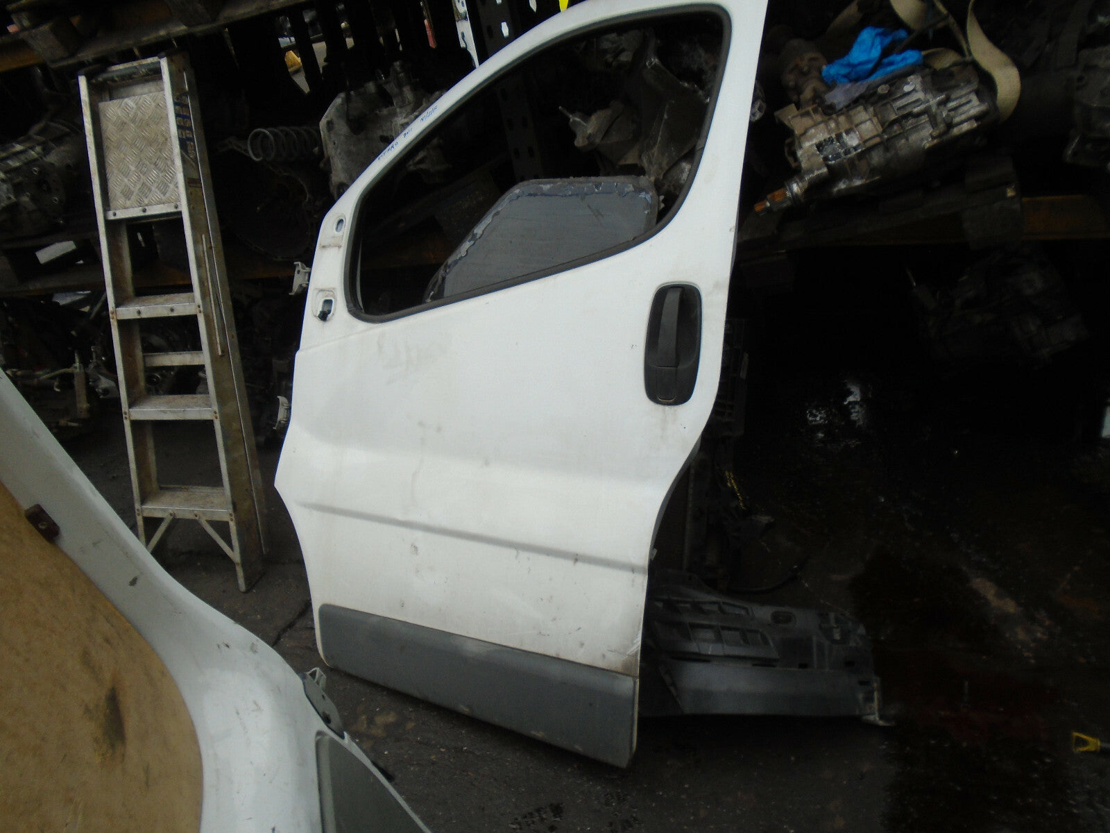 VAUXHALL VIVARO MK1 2011 NSF PASSENGER SIDE FRONT DOOR WHITE