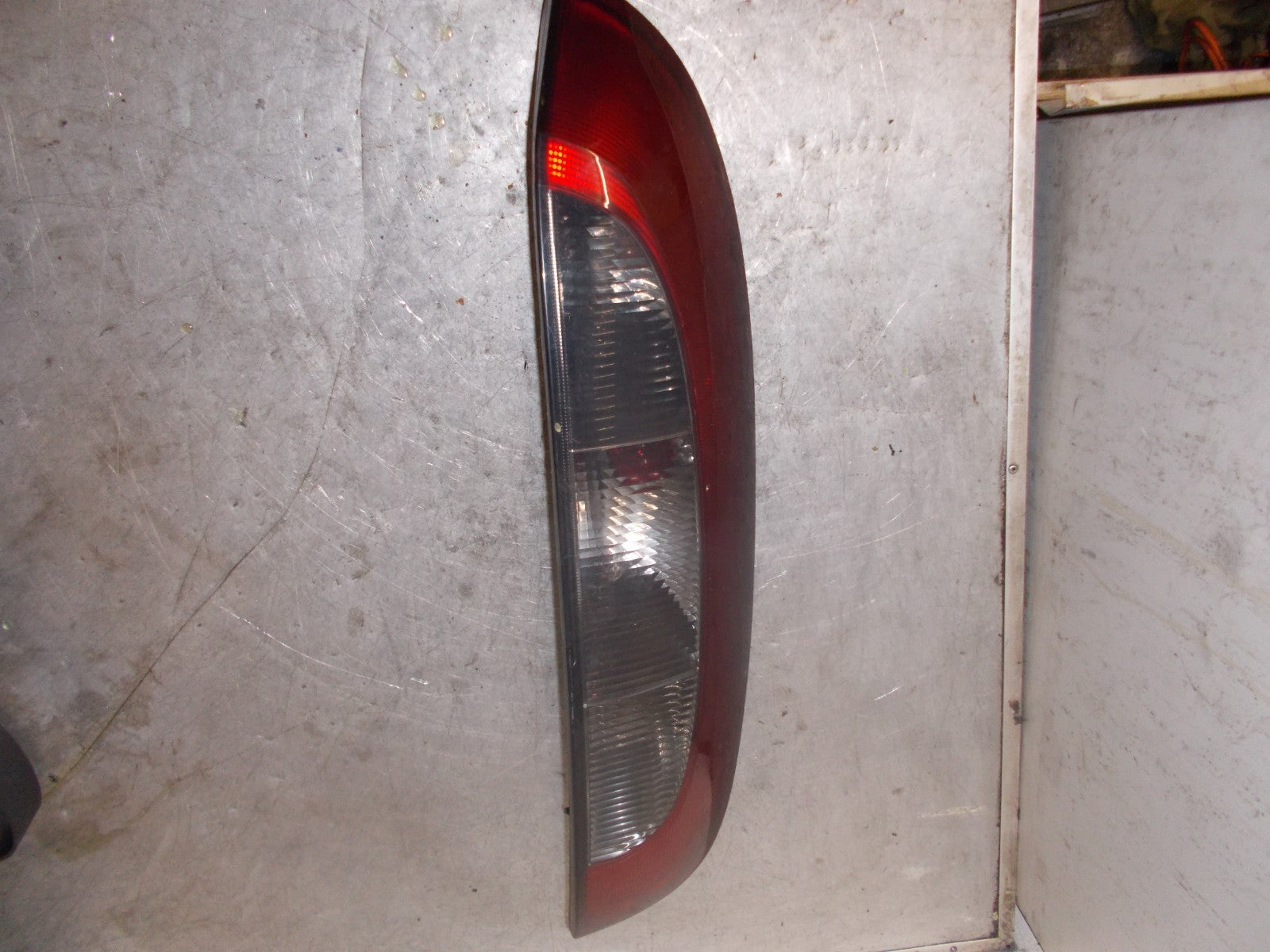 VAUXHALL CORSA C 2002 OSR DRIVER SIDE REAR LIGHT TAIL LIGHT 09114337