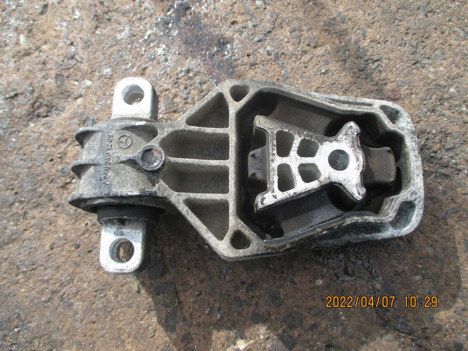 MERCEDES BENZ A CLASS W176 2016 ENGINE MOUNTING BRACKET A2462401209