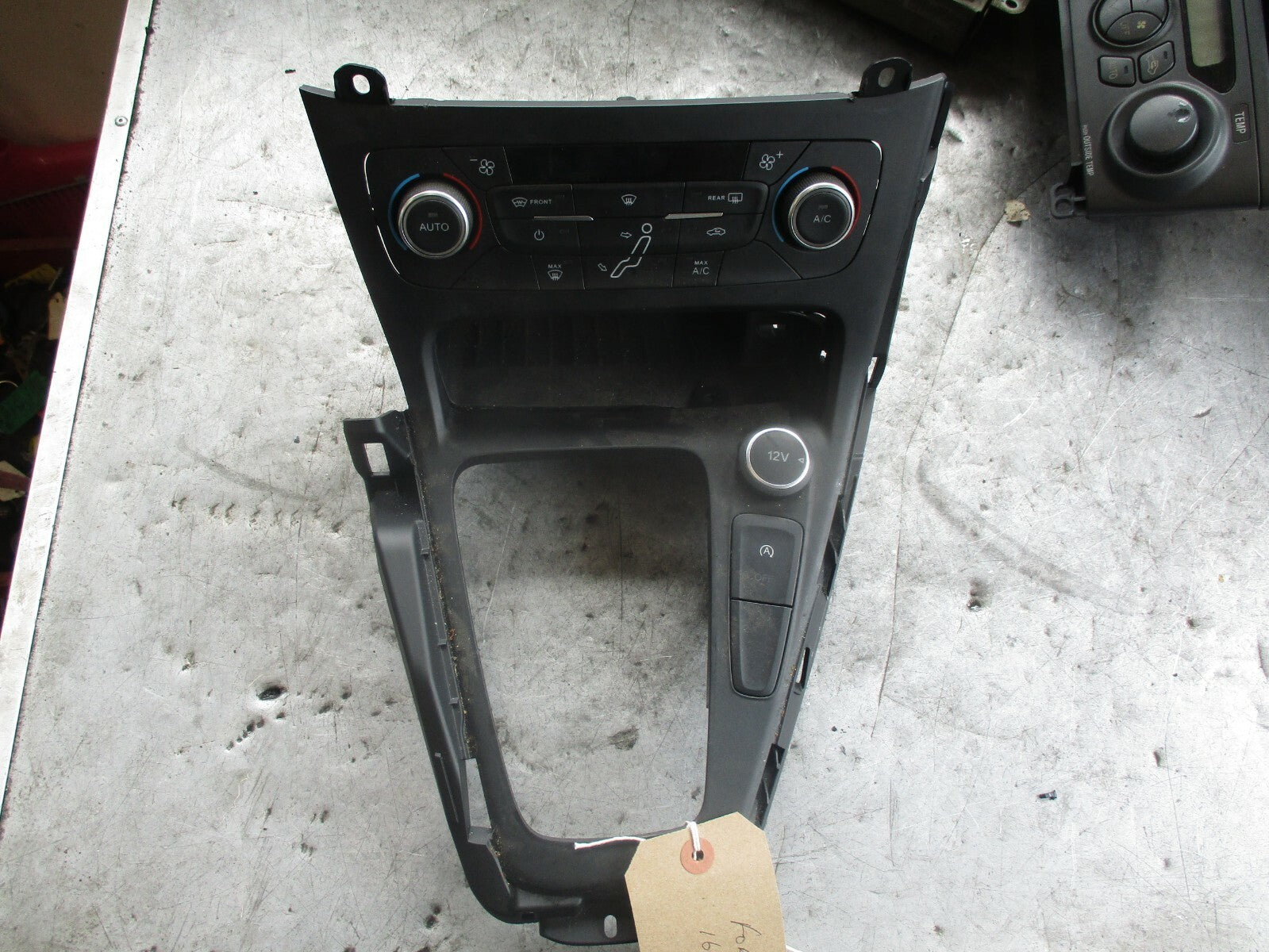 FORD FOCUS MK3 HEATER CONTROL SWITCHES & GEAR STICK SURROUND TRIM F1ET18C612BF