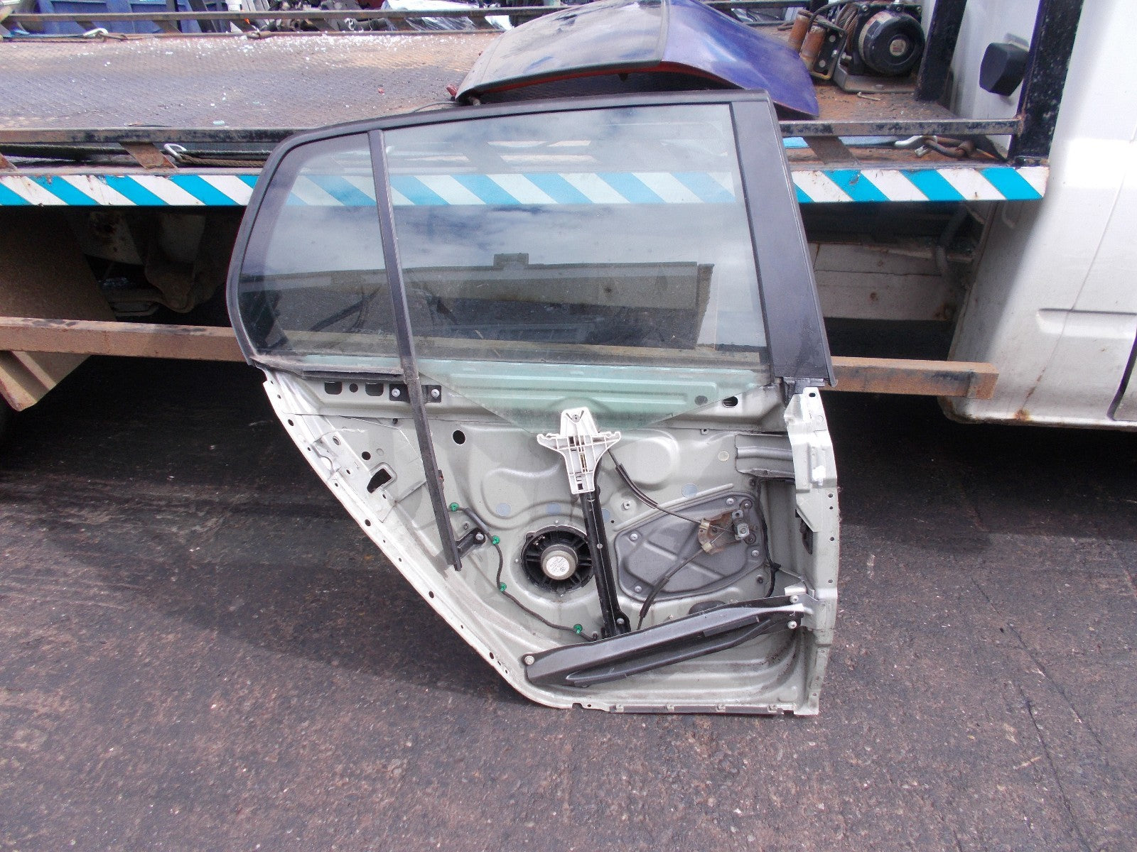 VOLKSWAGEN GOLF MK5 OSR DRIVER SIDE REAR DOOR BARE