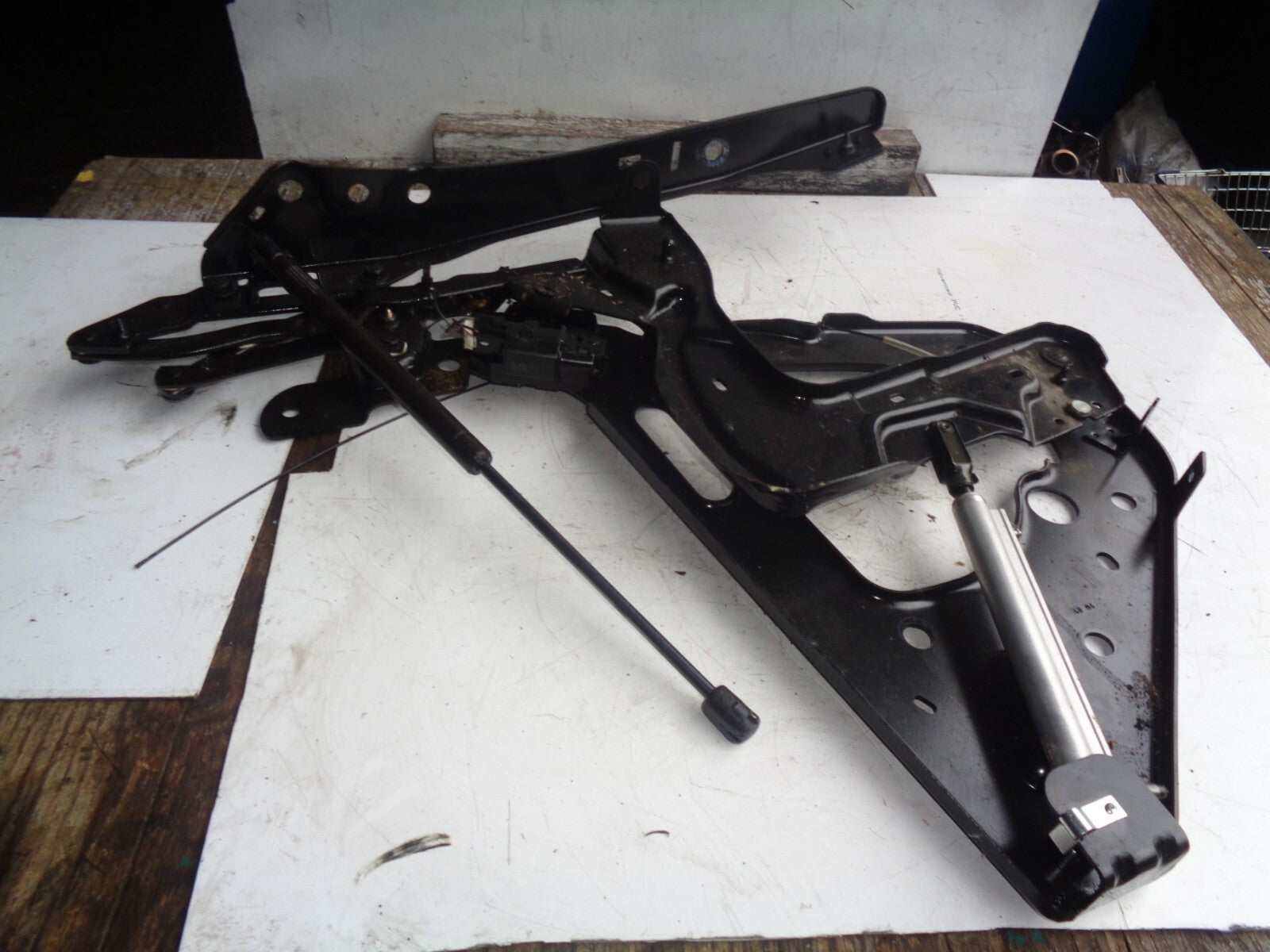 RENAULT MEGANE MK2 CC OFF DRIVER SIDE REAR ROOF HINGE e84827756