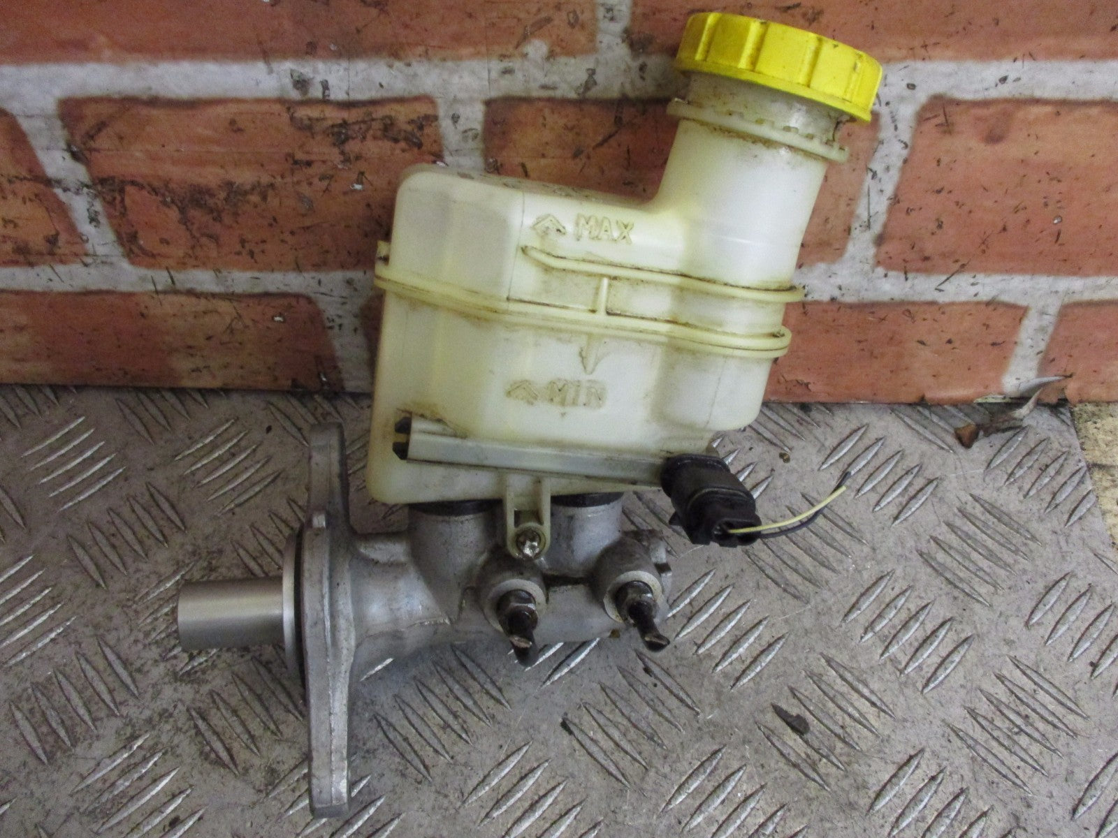 2011 FIAT PANDA MK2 1.2 PETROL BRAKE MASTER CYLINDER BOTTLE & CAP 32069666