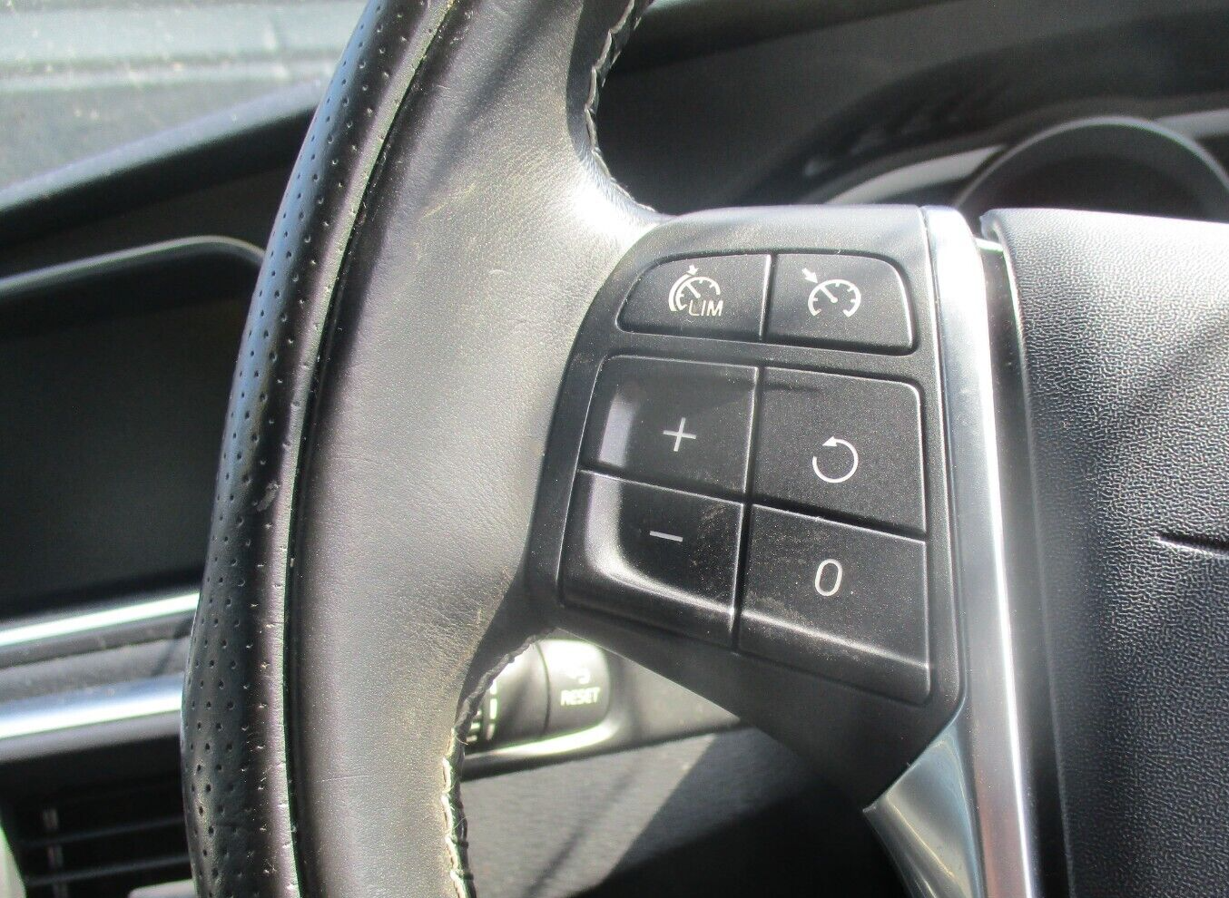 VOLVO V40 R DESIGN 2016 MULTIFUNCTION STEERING WHEEL
