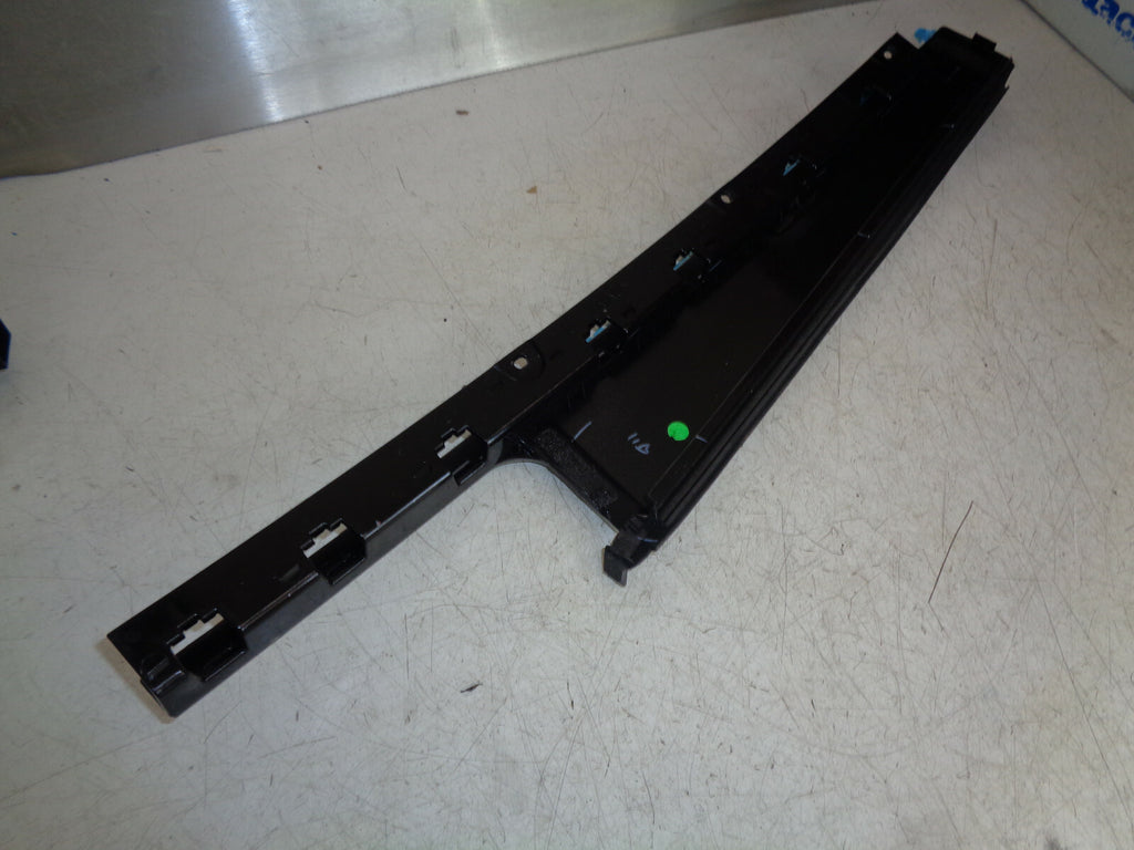 JEEP COMPASS 2020 NSR PASSENGER SIDE REAR DOOR GLASS TRIM 68246271AC