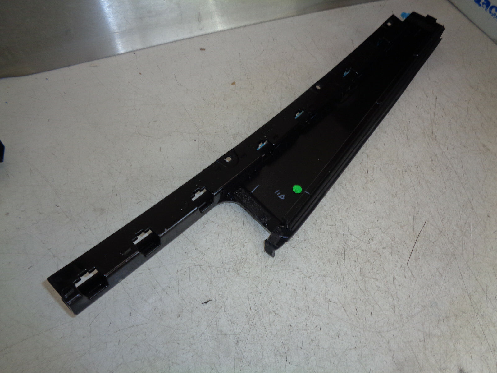 JEEP COMPASS 2020 NSR PASSENGER SIDE REAR DOOR GLASS TRIM 68246271AC