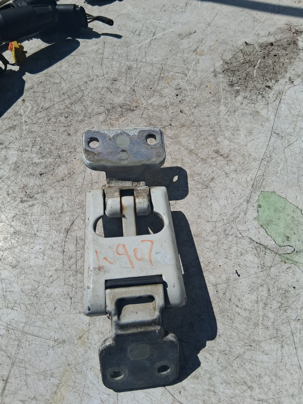 MERCEDES BENZ SPRINTER 2022 W907 NSR PASSENGER REAR DOOR HINGE PAIR A9107406500
