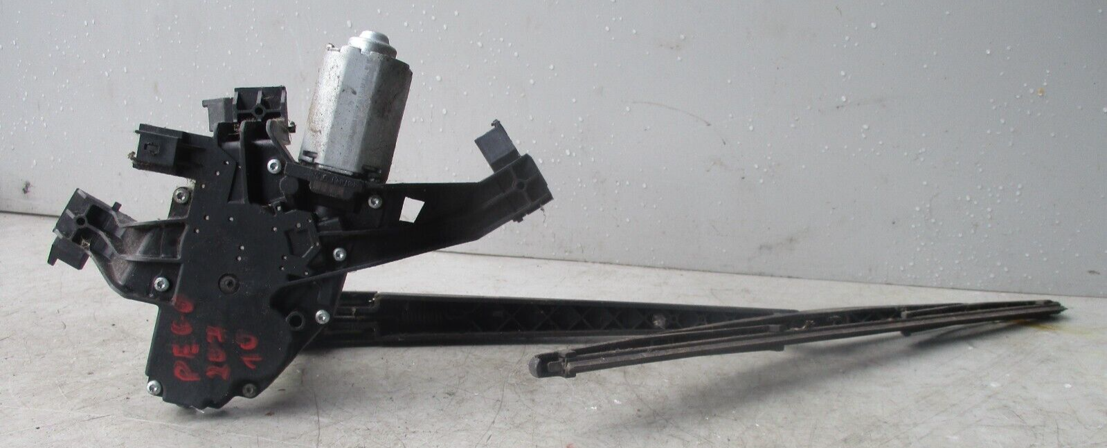 2010 PEUGEOT 207 REAR WINDSCREEN WIPER MOTOR WITH WIPER ARM 0390201813
