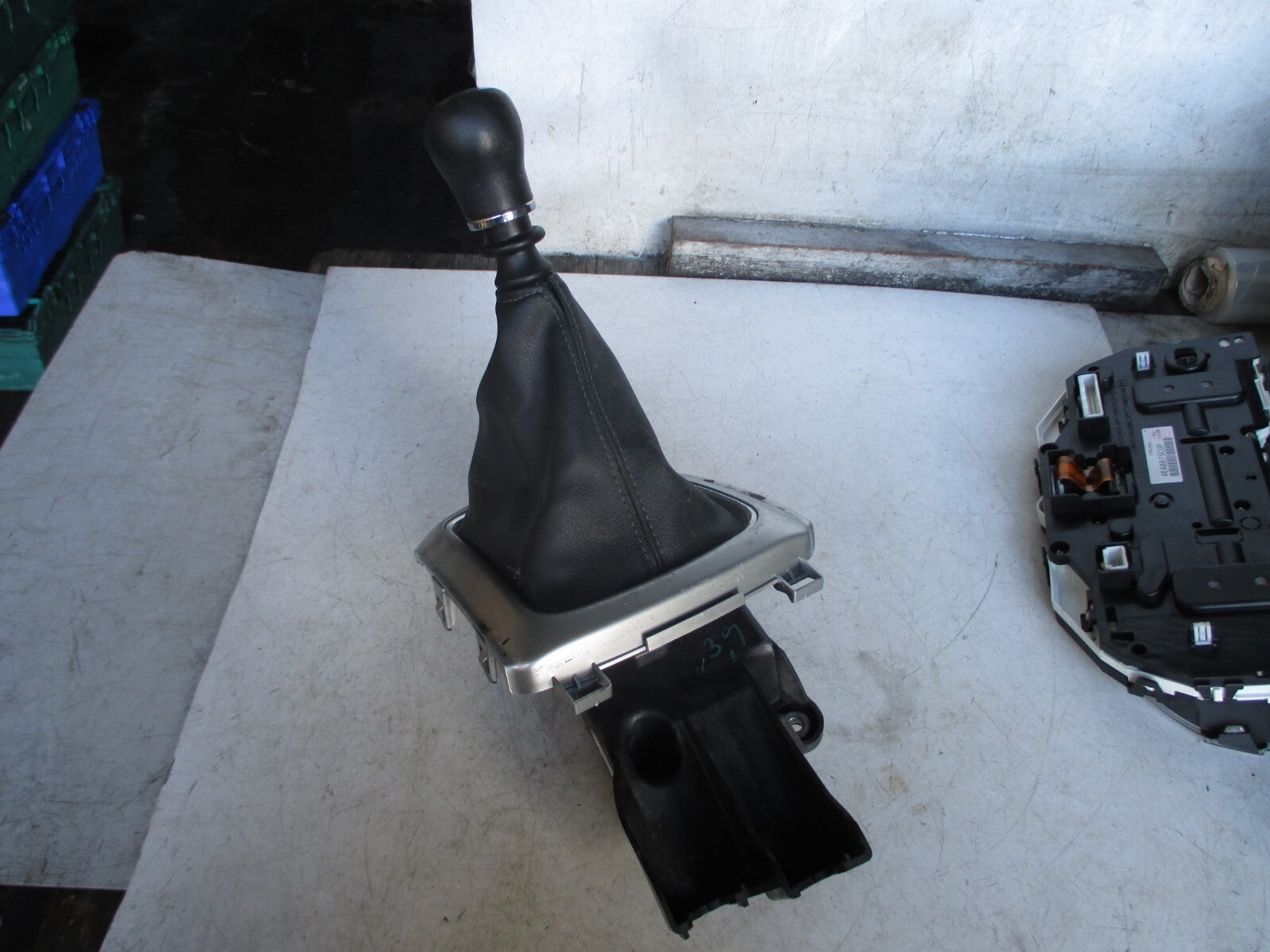 NISSAN QASHQAI MK2 J11 2016 6 SPEED GEARSTICK GEAR STICK SELECTOR  9617842