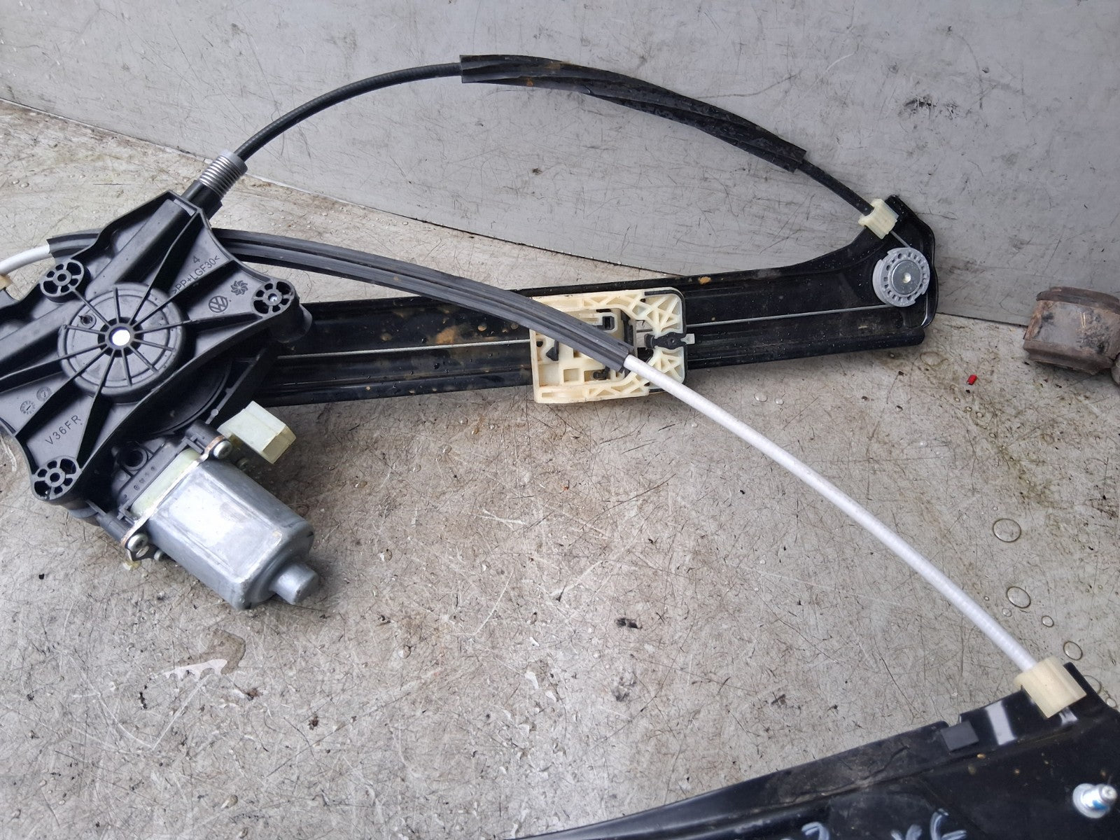 VW VOLKSWAGEN TIGUAN MK2 NSF PASSENGER SIDE FRONT LEFT WINDOW MOTOR REGULATOR