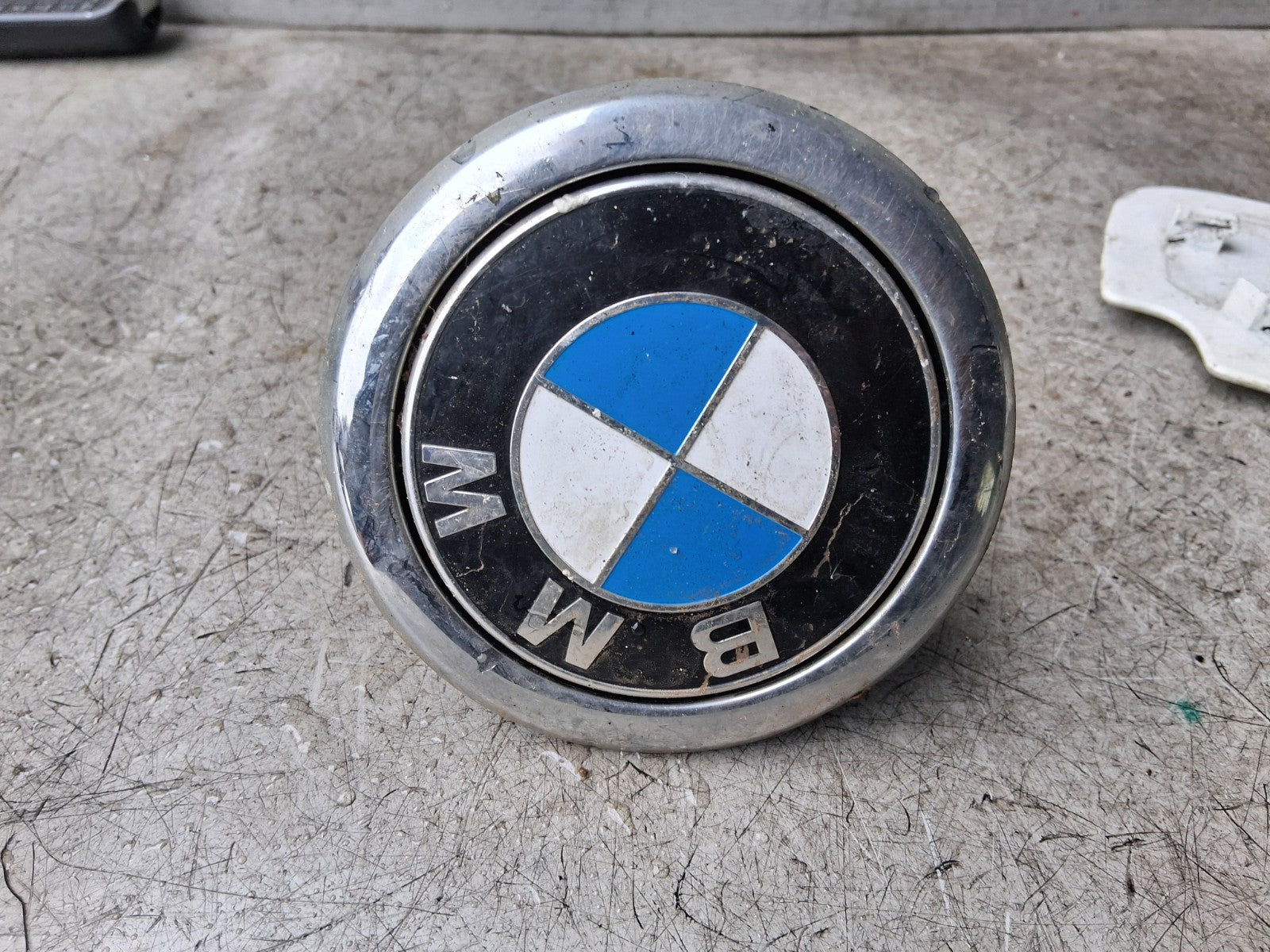 2016 BMW 1 SERIES F20 LCI REAR BOOT TAILGATE RELEASE HANDLE SWITCH LOGO 7248535