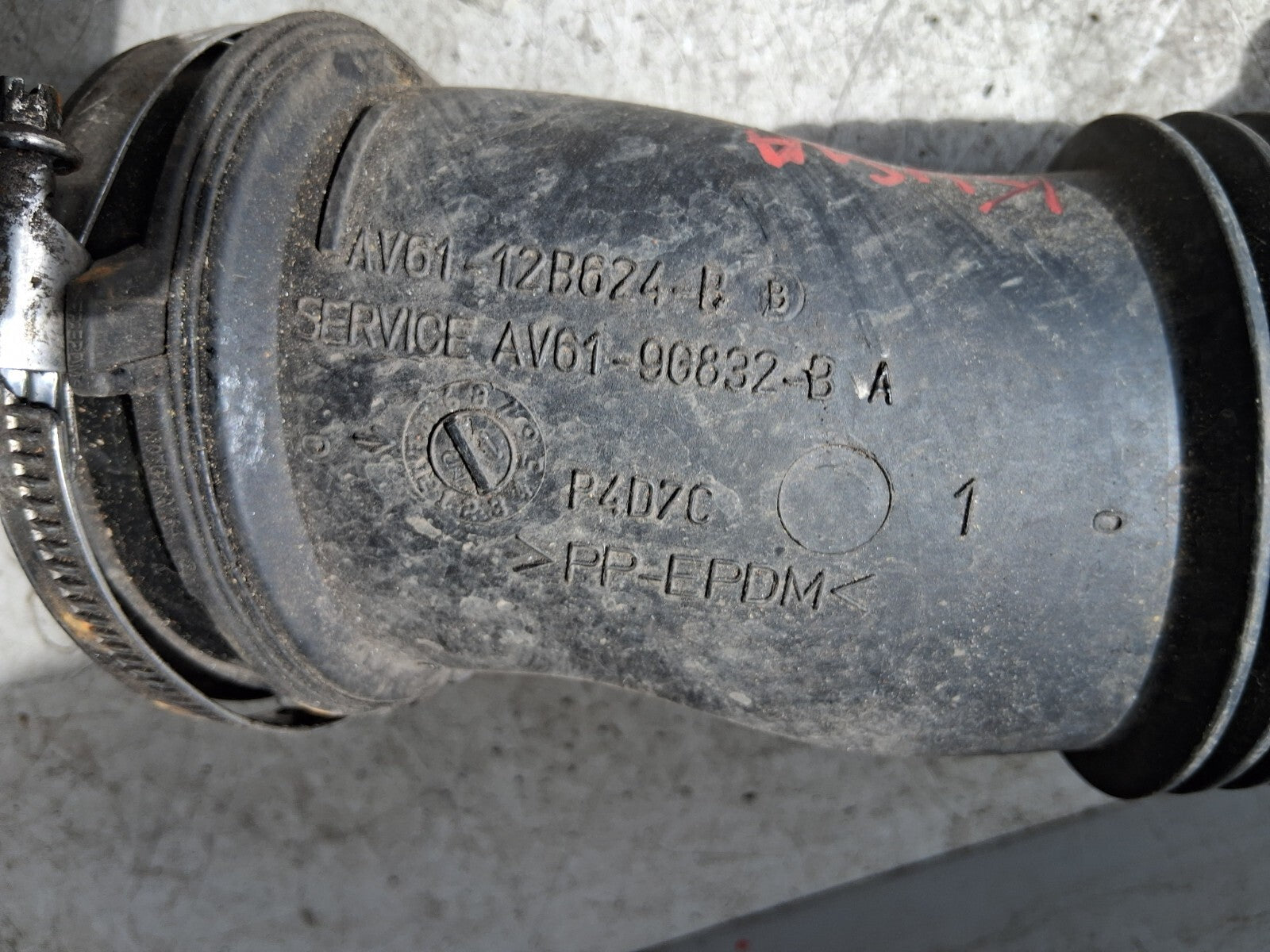 2013 FORD KUGA MK2 AIR INTAKE HOSE PIPE AV6112B624B
