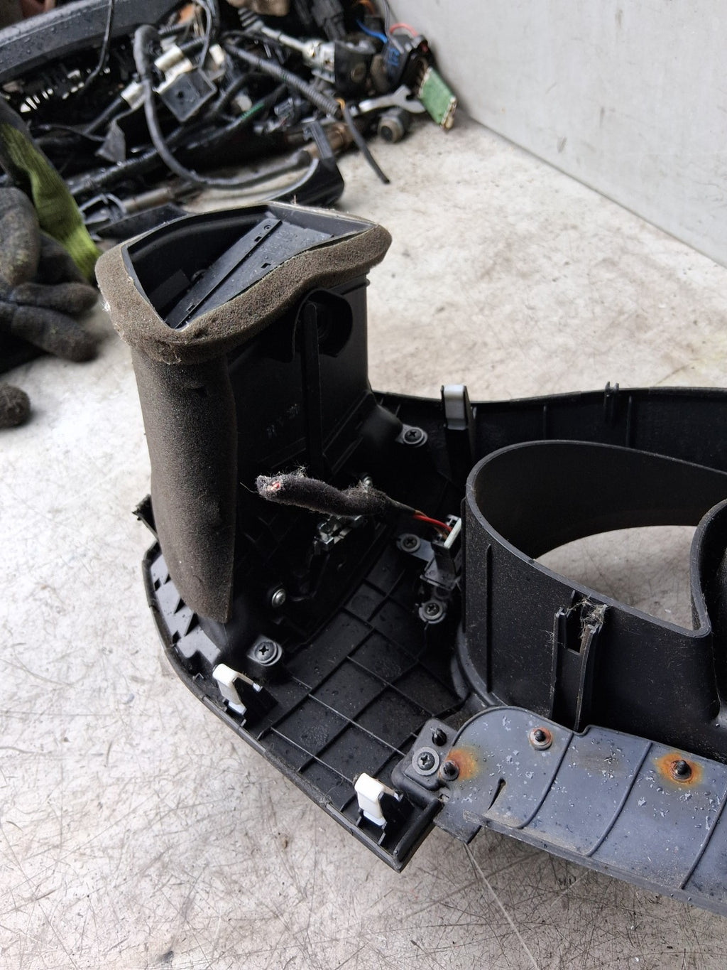 KIA SPORTAGE MK3 2012 FRONT DASHBOARD CENTRE AIR VENT TRIM PANEL