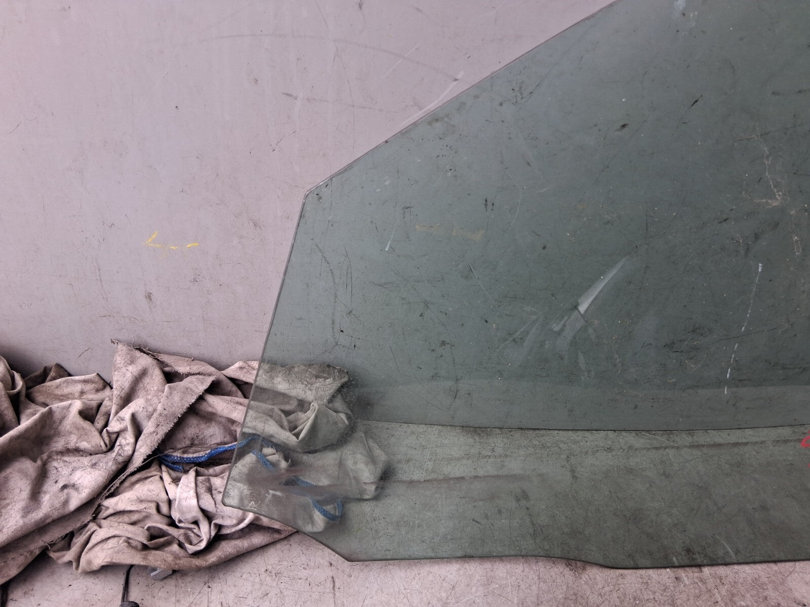 2008 MERCEDES C CLASS W204 NSF PASSENGER SIDE FRONT LEFT WINDOW GLASS