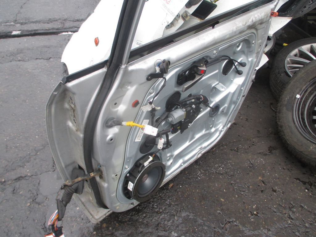 KIA CARENS MK2 2007 OSF DRIVER SIDE FRONT DOOR SILVER