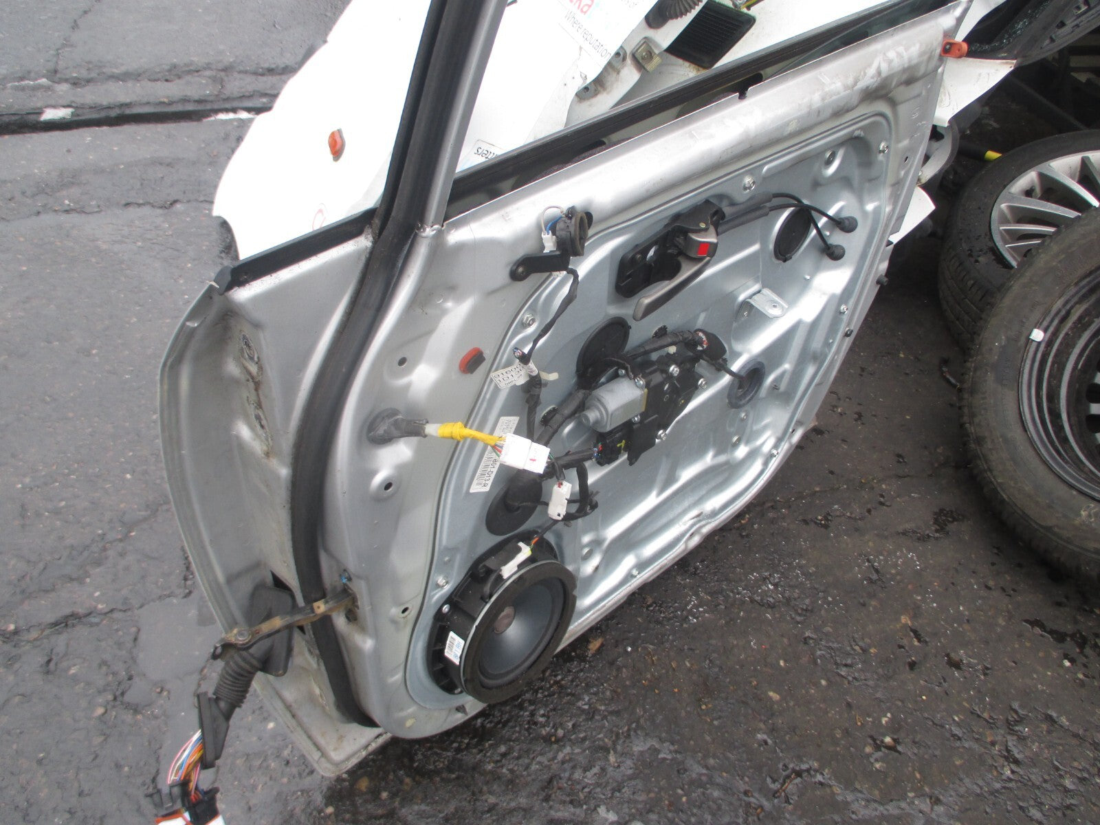 KIA CARENS MK2 2007 OSF DRIVER SIDE FRONT DOOR SILVER