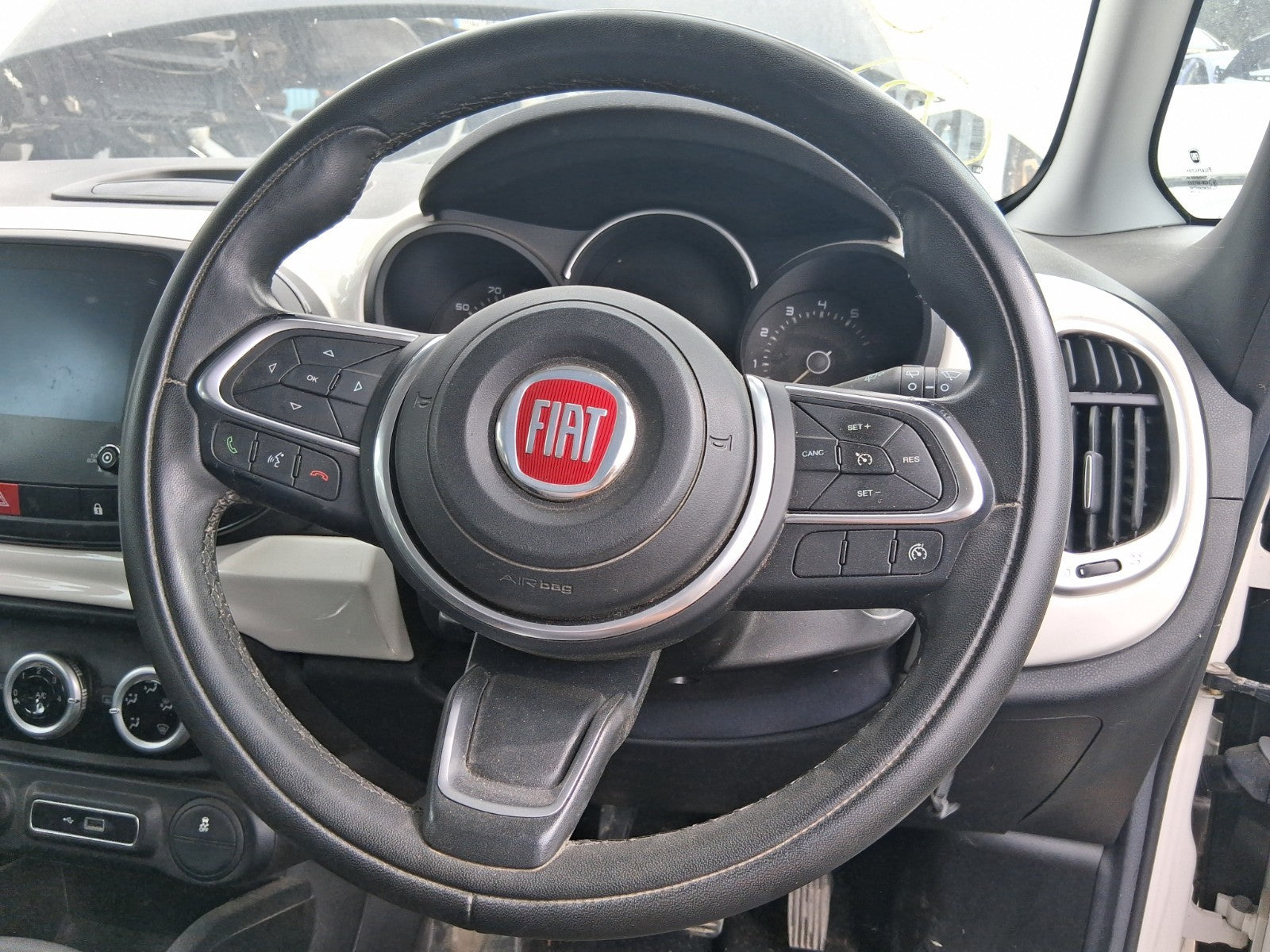 2019 FIAT 500L HATCH 3 SPOKE MULRIFUNCTION LEATHER STEERING WHEEL NO AIRBAG