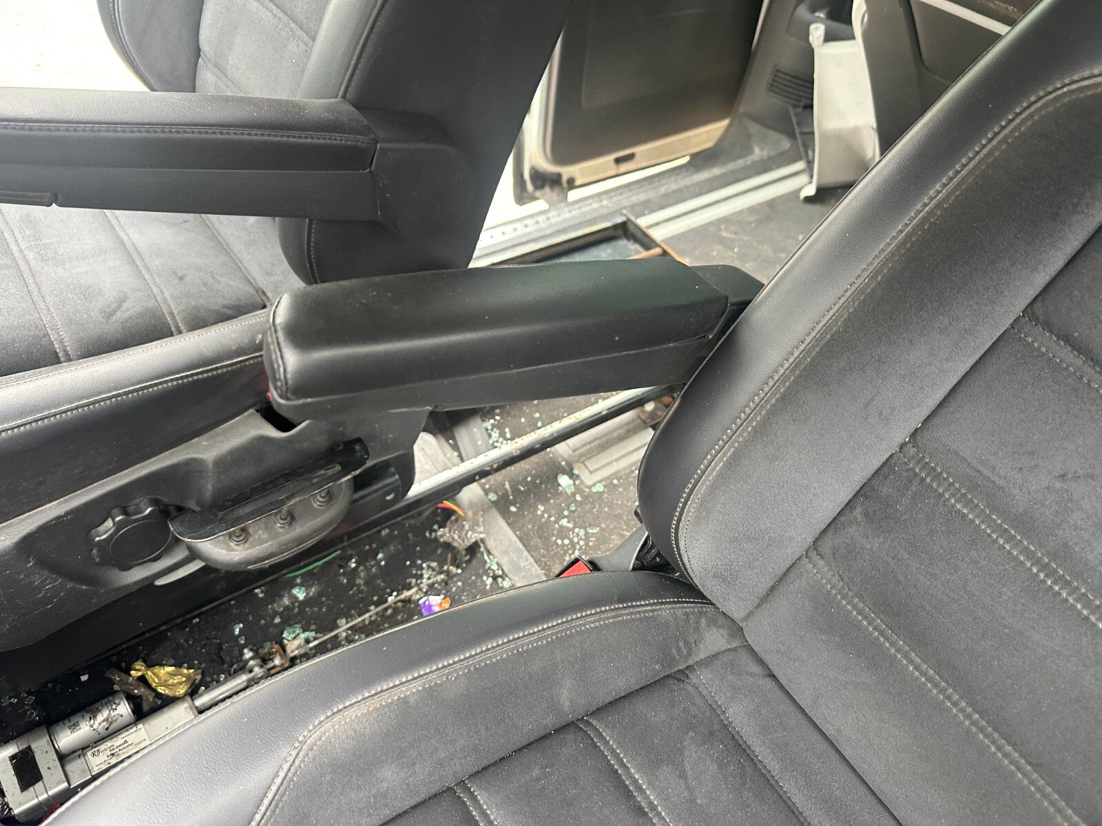 2018 VOLKSWAGEN CARAVELLE PASSENGER FRONT SEAT DOUBLE ARM REST HEATED LEATHER