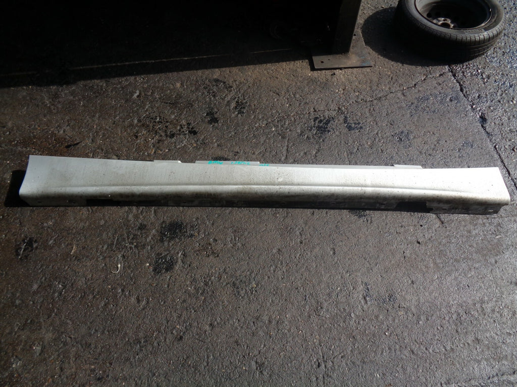 BMW 1 SERIES E 87 2005 OS DRIVER SIDE SIDE STRIP GREY