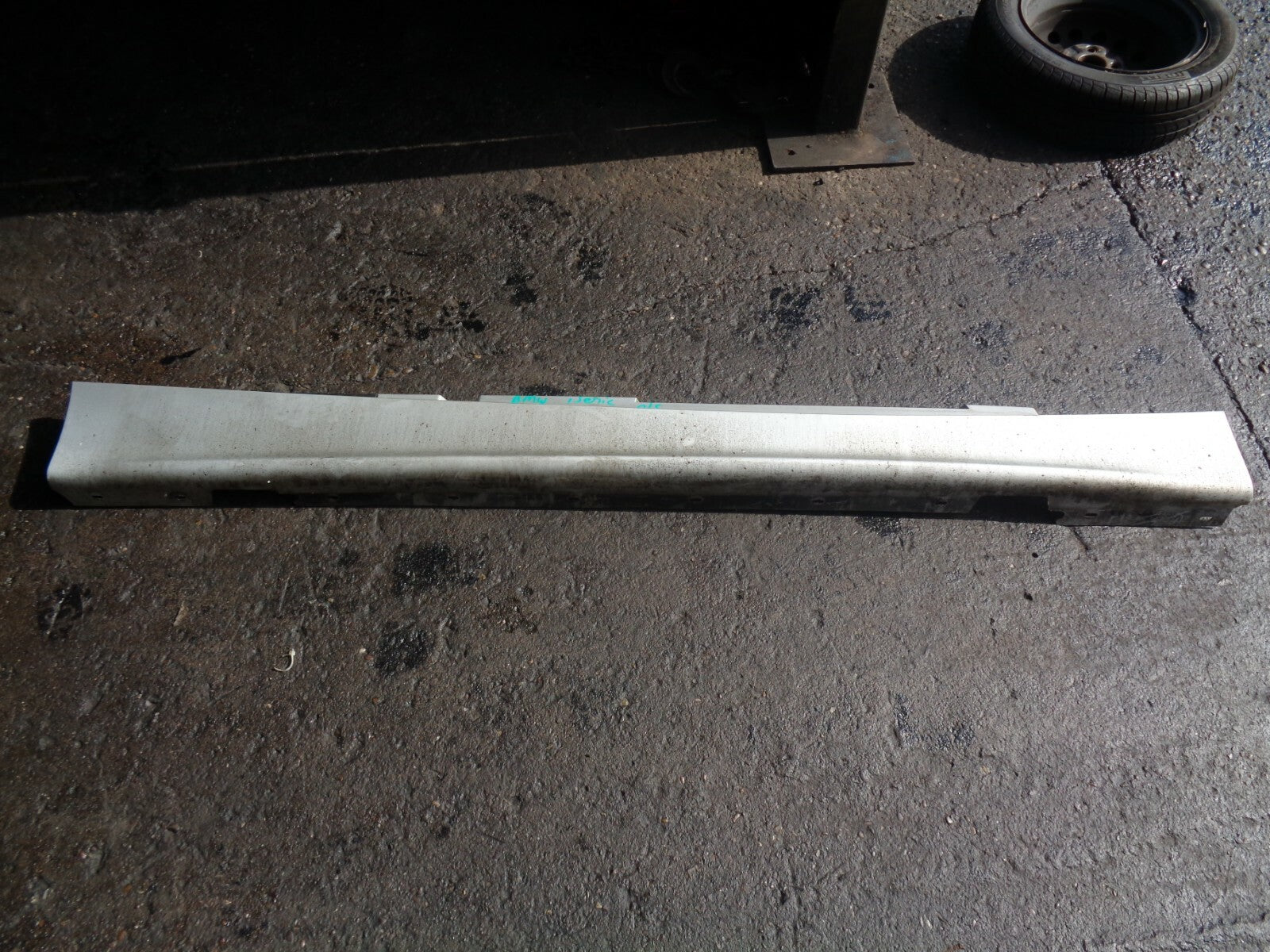 BMW 1 SERIES E 87 2005 OS DRIVER SIDE SIDE STRIP GREY