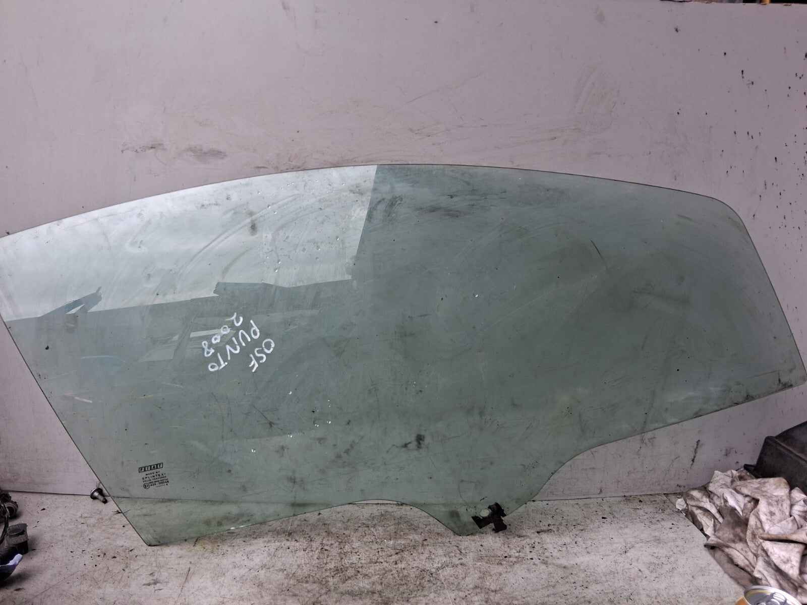 FIAT PUNTO 2008 3 DOOR OSF DRIVER SIDE FRONT RIGHT WINDOW GLASS 43R00048