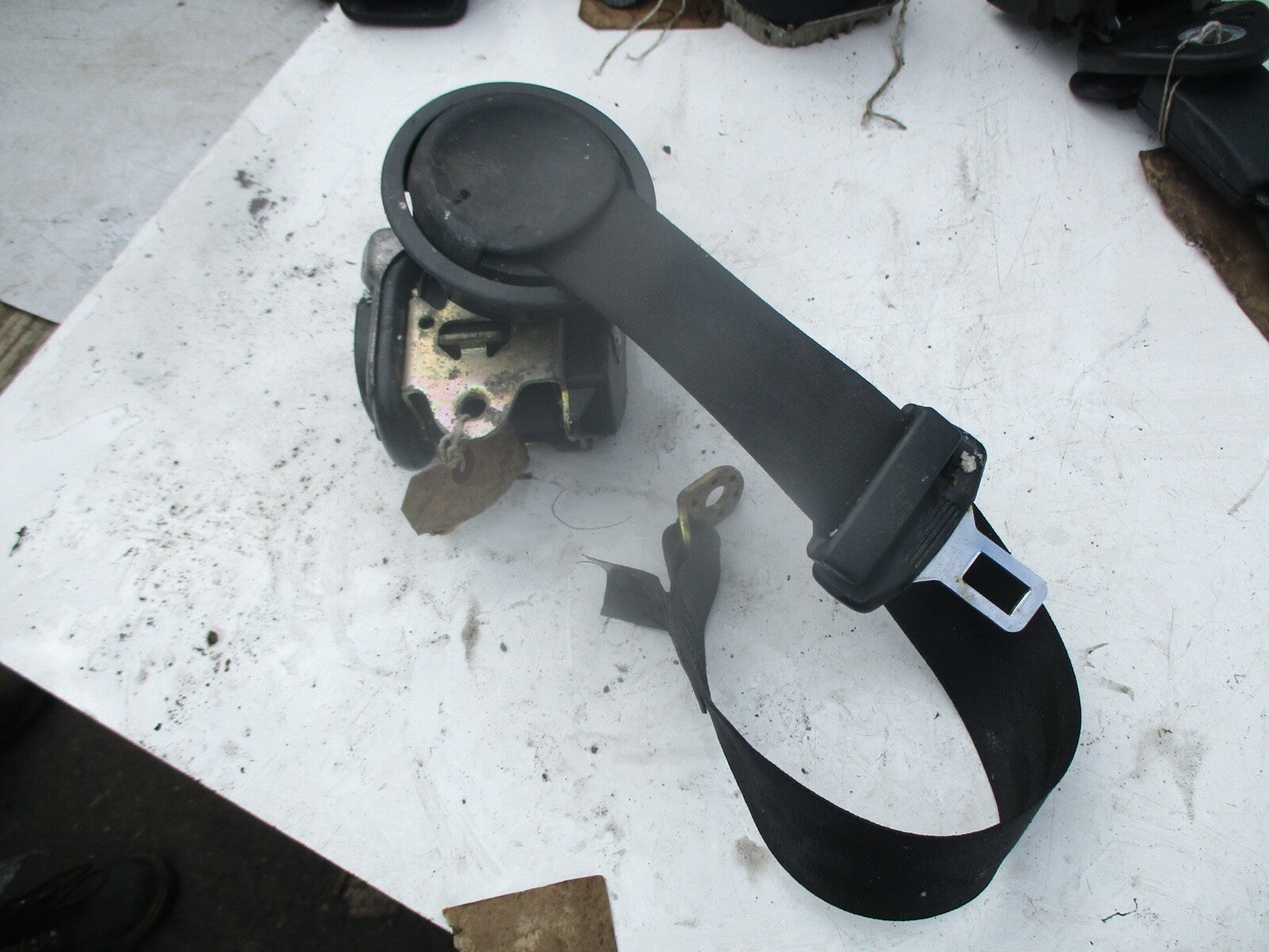 A8 D2 4D (MK1) 1994-2002 PASSENGER NEAR SIDE REAR SEAT BELT 8D0857727