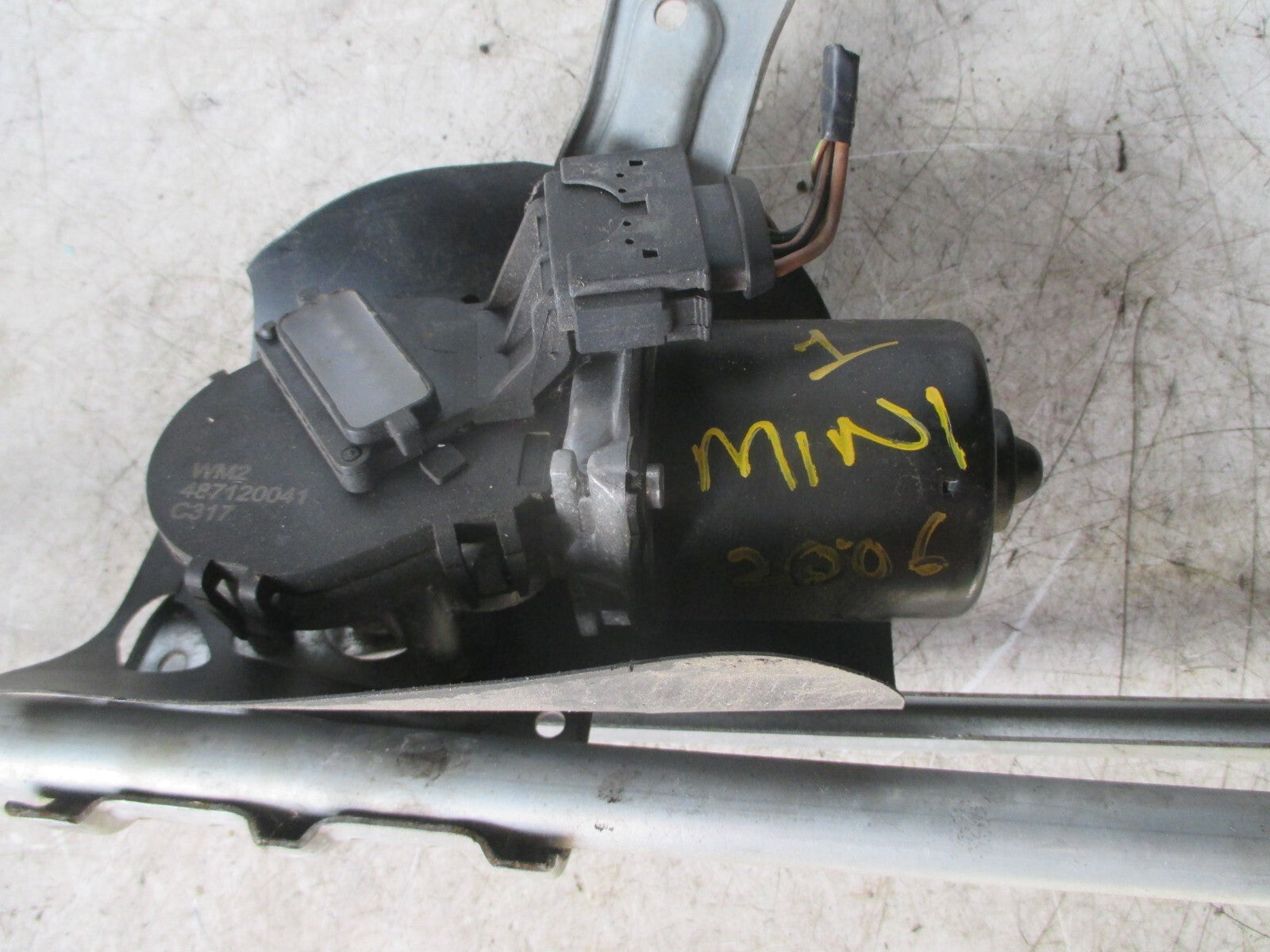 BMW MINI ONE R50 2005 FRONT WINDSCREEN WIPER MOTOR