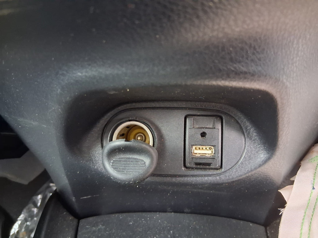TOYOTA YARIS MK3 2019 CENTRE CONSOLE USB PORT 12V SOCKET