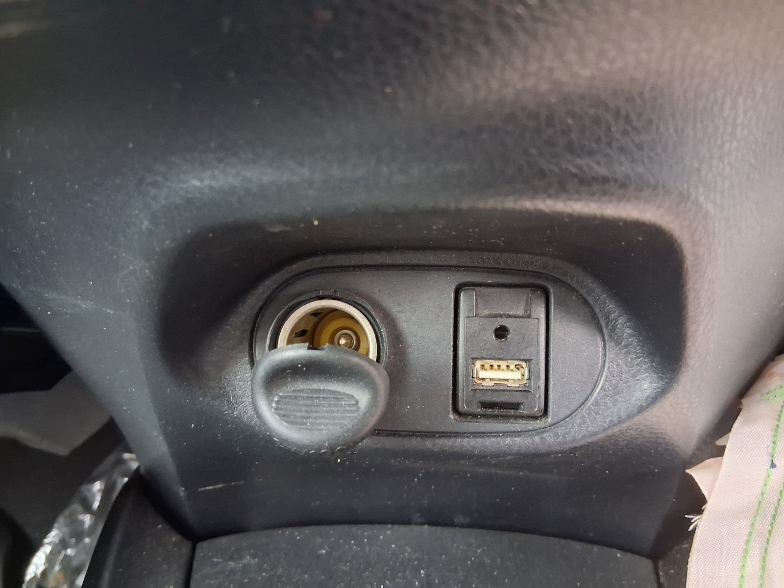 TOYOTA YARIS MK3 2019 CENTRE CONSOLE USB PORT 12V SOCKET