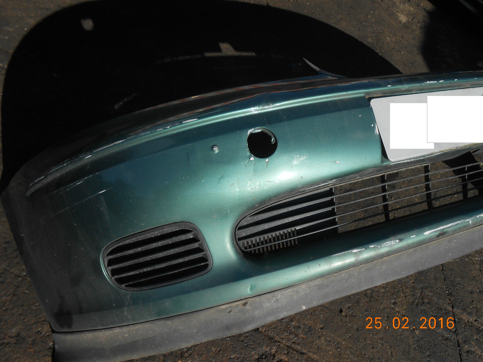 VAUXHALL VECTRA B 2001 FRONT BUMPER WITH GRILL GRILLES IN GREEN