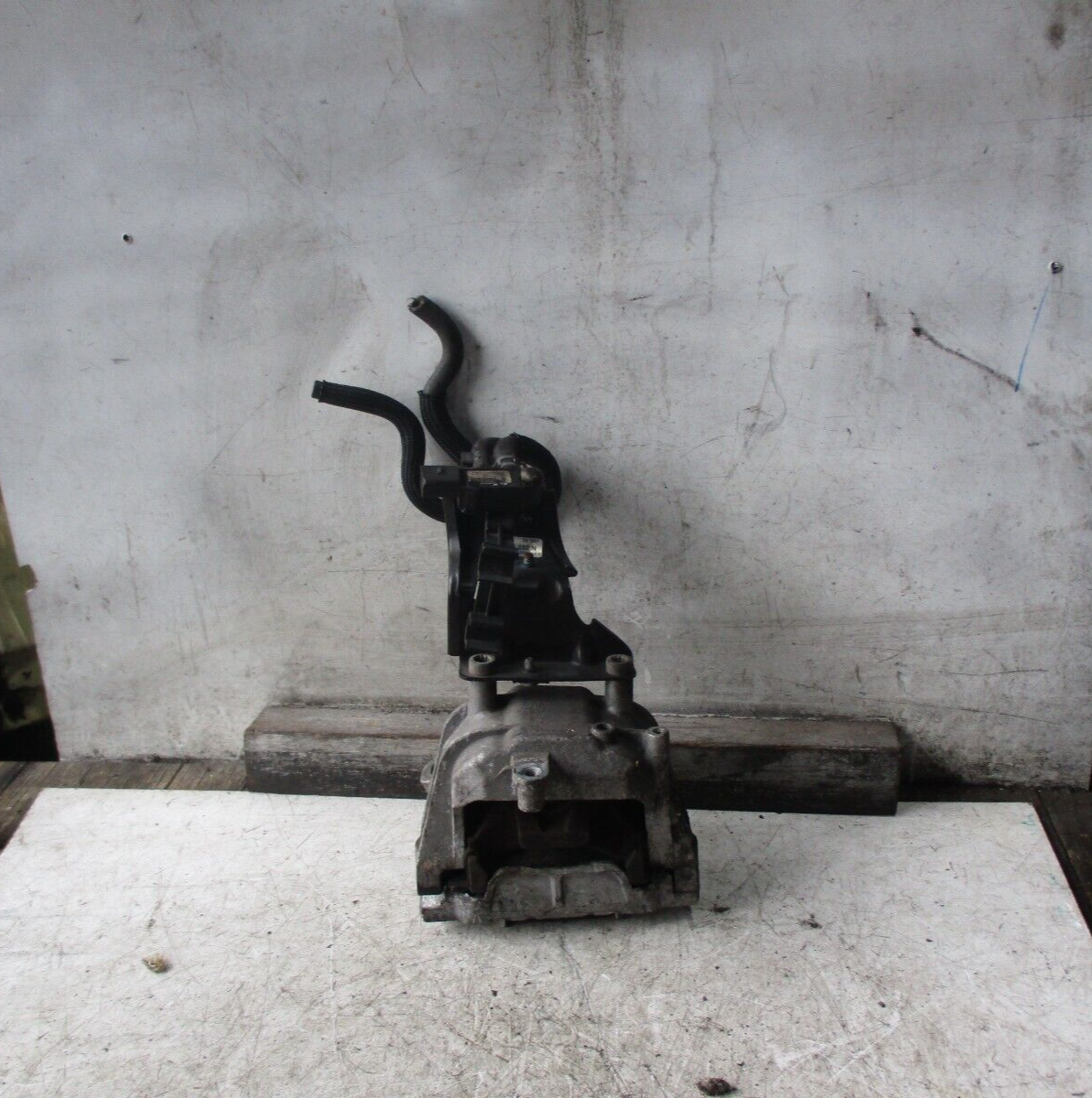 VW VOLKSWAGEN PASSAT 2013 ENGINE MOUNT 1K0131552N