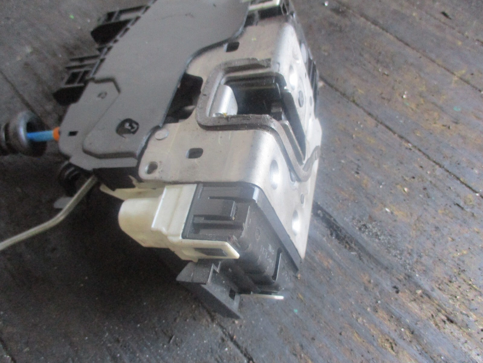 MERCEDES A CLASS 2014  NSF PASSENGER SIDE FRONT DOOR LOCK MECHANISM A0997202301