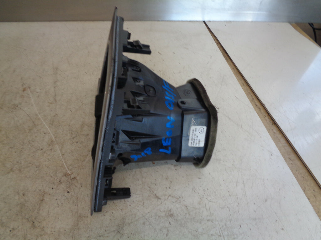 SEAT LEON MK3 2018 OSF DRIVER SIDE RIGHT AIR VENT 5F2820902D