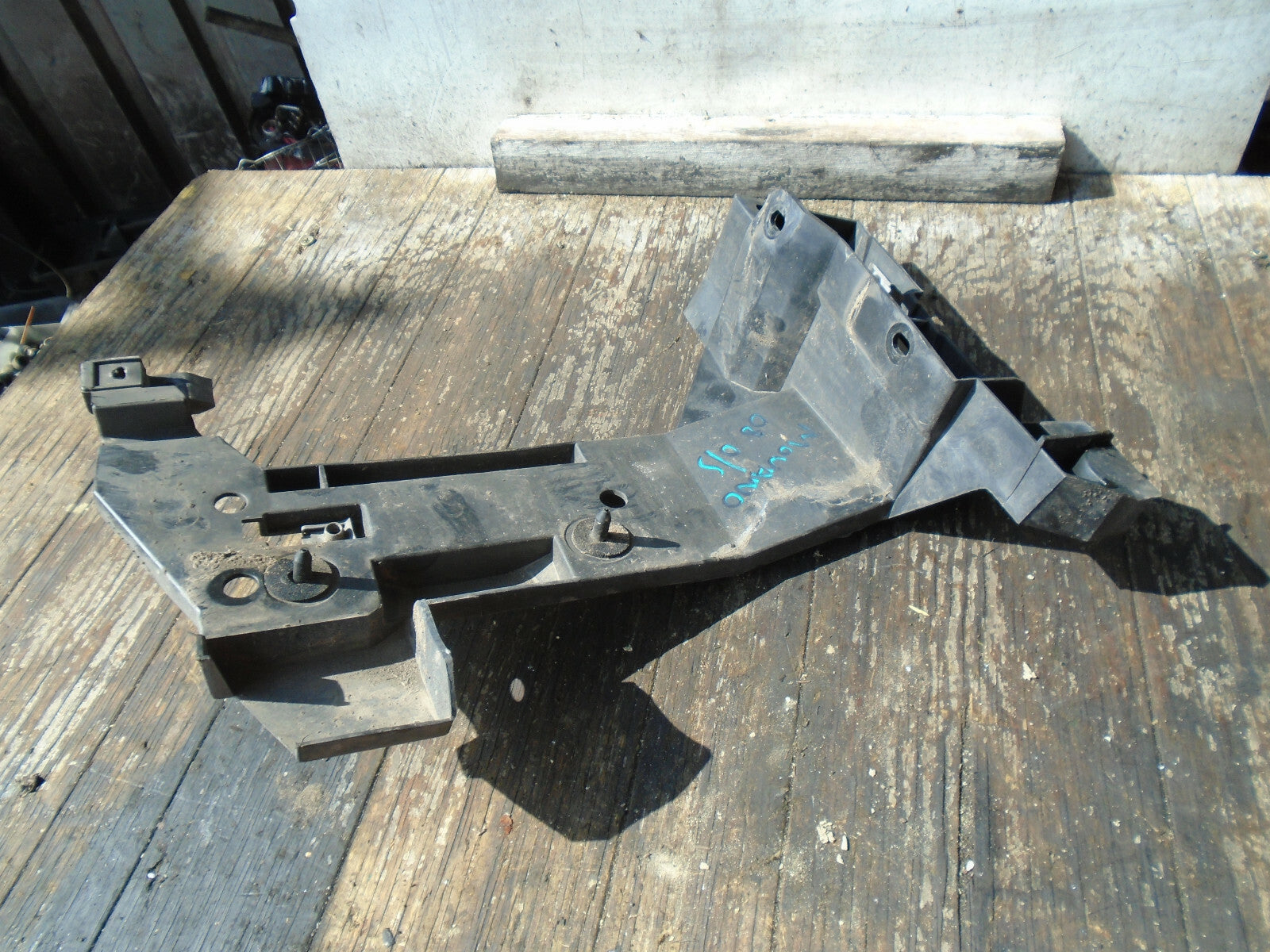 VAUXHALL MOVANO MK1 OSR DRIVER SIDE REAR BUMPER CORNER MOUNTING 7700352212